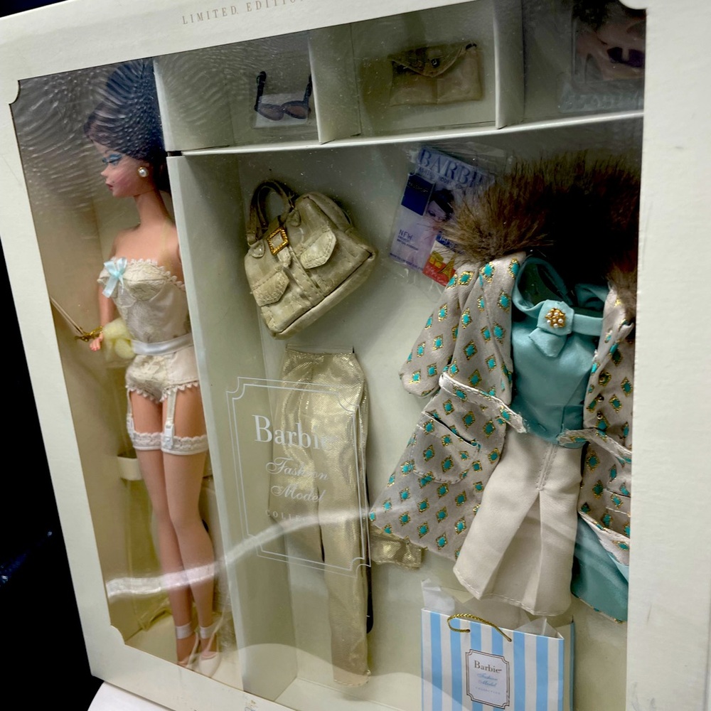 Silkstone Barbie Continental Holiday Giftset